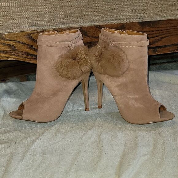 Beautiful Shoe Republic L.A. Fuax Suade Booties! - Picture 6 of 9